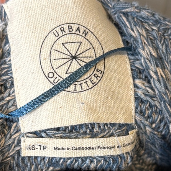 Z Urban Outfitters Women’s XS Blue and White Chunky Knit Cardigan - Picture 2 of 5